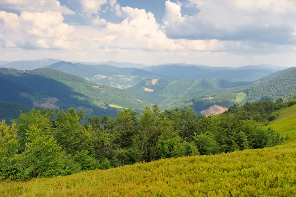 Día soleado en el paisaje de montaña — Foto de Stock