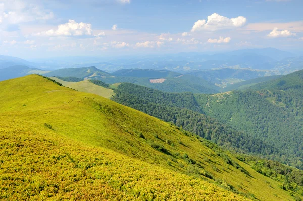 Zonnige dag in berglandschap — Stockfoto