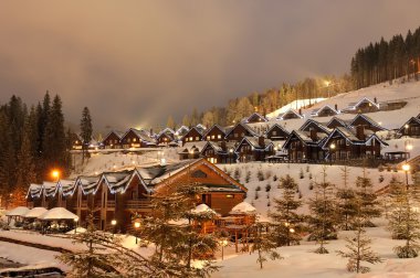 evleri dekore edilmiş ve Noel için geceleri ışıklı