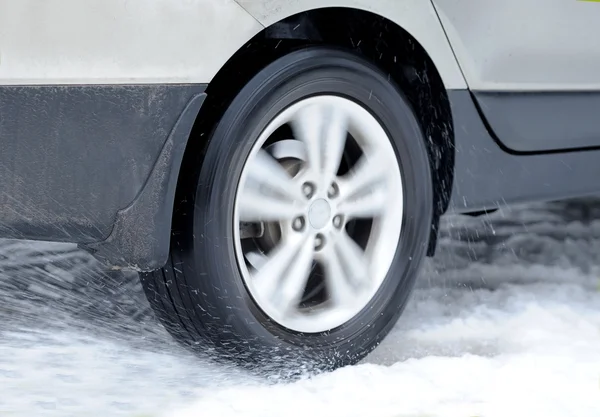 Rueda de coche sucio se para en el camino de invierno — Foto de Stock