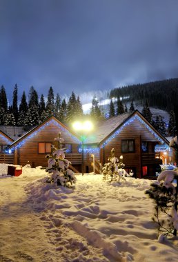 Noel ışıkları ile ev dekore edilmiş