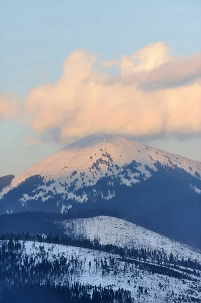 Coucher de soleil dans le paysage hivernal des montagnes — Photo