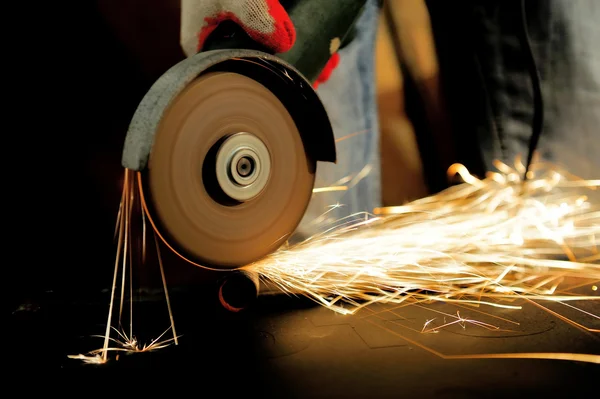 Trabajador de corte de metal con amoladora — Foto de Stock