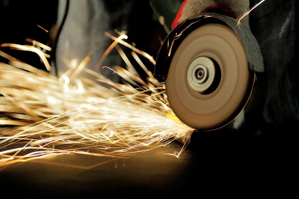 Arbeiter schneidet Metall mit Schleifer — Stockfoto