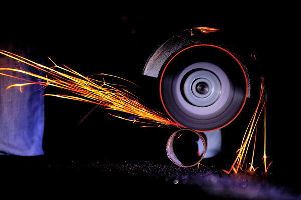 Рабочий резки металла с шлифовальным станком