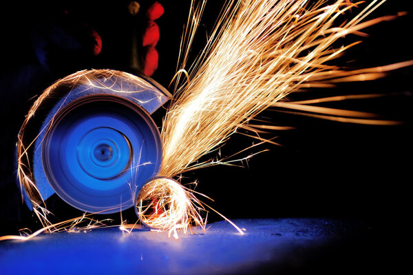 Рабочий резки металла с шлифовальным станком