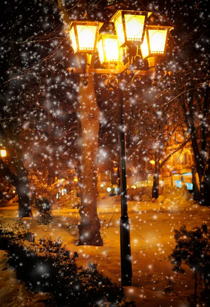 Lampe dans la rue la nuit — Photo