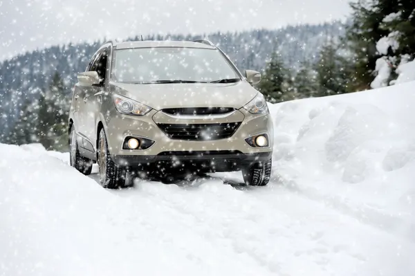 Bil på vintern väg — Stockfoto
