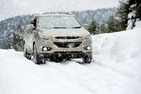 Coche en carretera de invierno —  Fotos de Stock