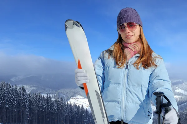 Jeune femme avec ski — Photo