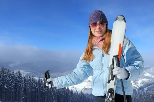 Jeune femme avec ski — Photo