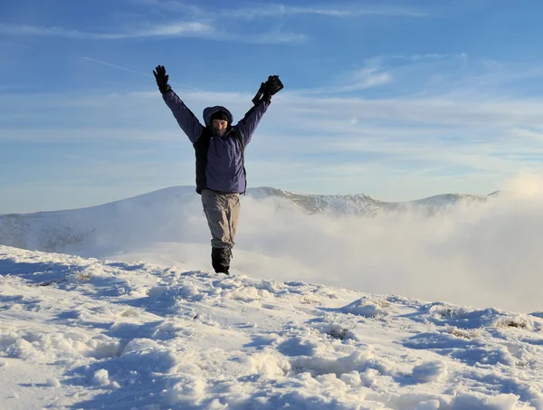 Fotografo in montagna invernale — Foto Stock