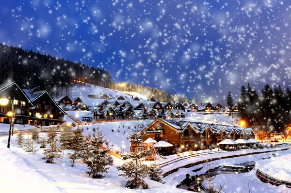 Case decorate e illuminate per Natale di notte — Foto Stock