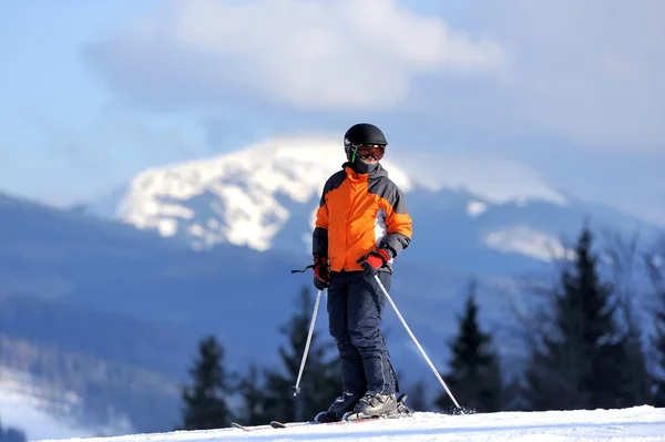 Esquiador en las montañas — Foto de Stock