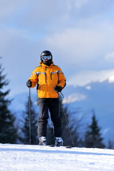 Sciatore in montagna — Foto Stock