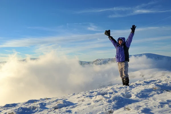 Fotografo in montagna invernale — Foto Stock