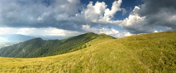 Slunečný den v horské krajině — Stock fotografie