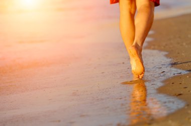 Kumsalda bacaklarını Runner çalışan