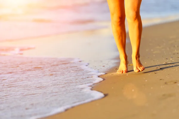 Correr piernas de corredor en la playa —  Fotos de Stock