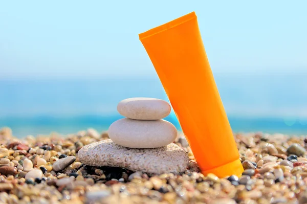 Stack of pebbles and cream — Stock Photo, Image