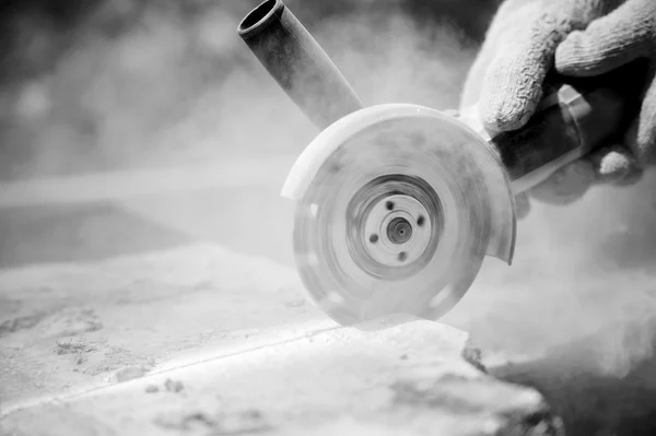 Amoladora trabajador corta una piedra — Foto de Stock