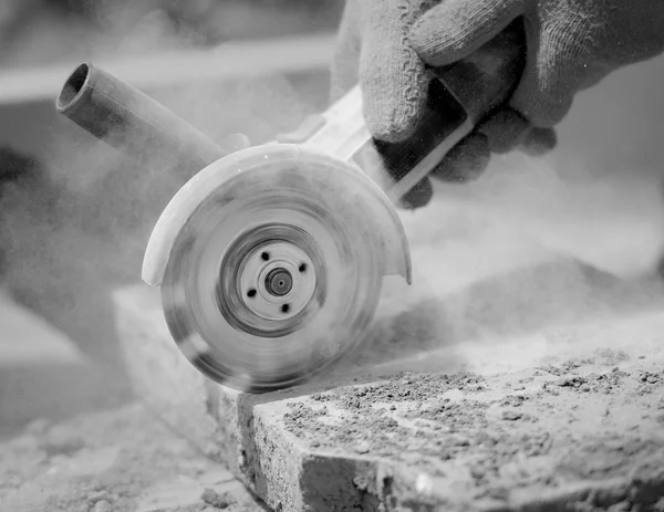 Amoladora trabajador corta una piedra — Foto de Stock