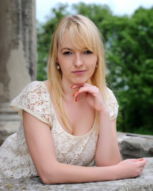 taş Balkonda duran güzel genç kız