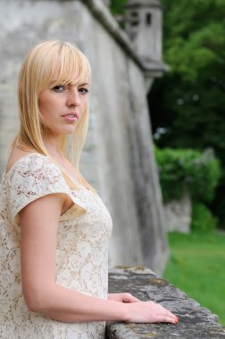 taş Balkonda duran güzel genç kız