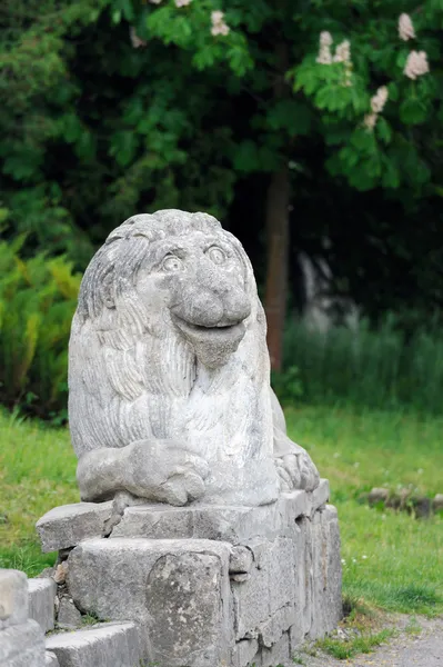 Piedra agrietada figura de león en la entrada del castillo de Olesko — Foto de Stock