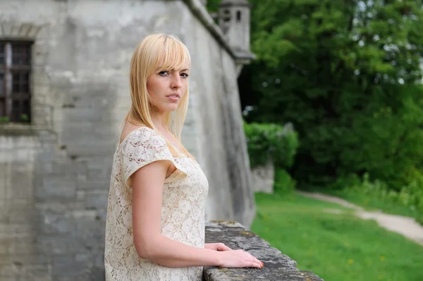 Bella ragazza in piedi sul balcone di pietra — Foto Stock