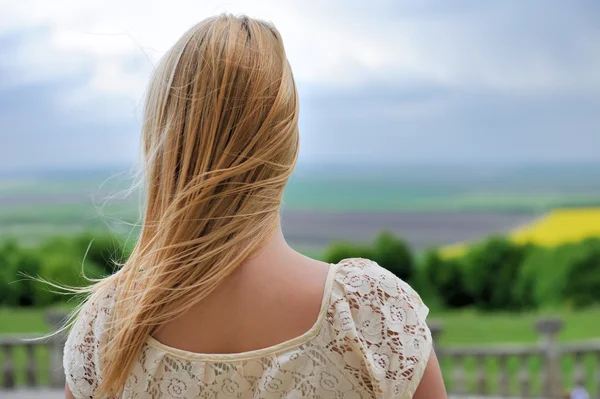 Menina bonita de pé na varanda de pedra — Fotografia de Stock