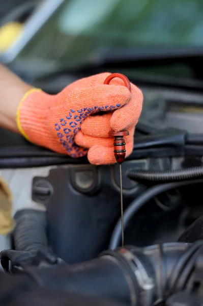 Man inspects the level of oil — Stock Photo, Image