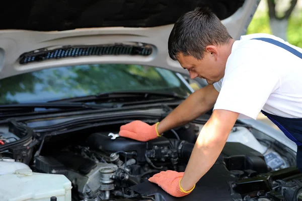 Mecánico de coche en el servicio de reparación de automóviles —  Fotos de Stock