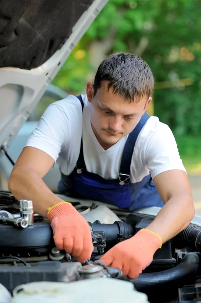 Car mechanic in auto repair service — Stock Photo, Image