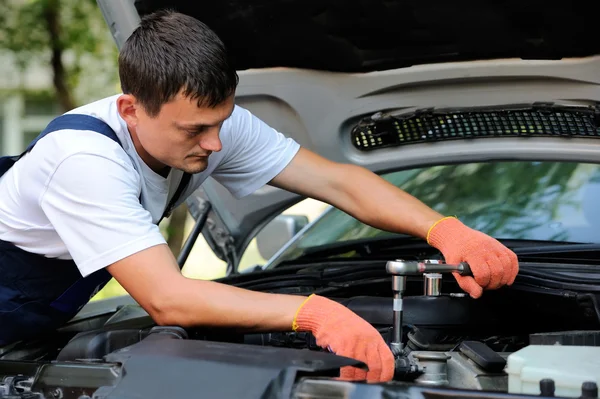 Mecánico de coche en el servicio de reparación de automóviles — Foto de Stock