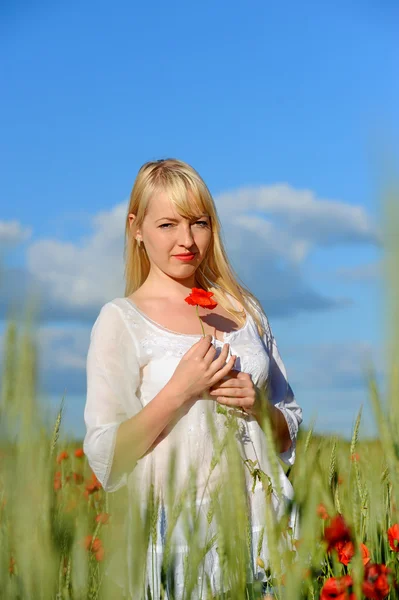 Ung vacker flicka i fältet — Stockfoto