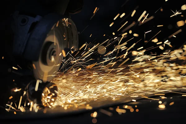 Worker cutting metal with grinder — Stock Photo, Image