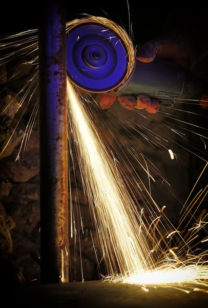 Werknemer die metaal snijdt met slijpmachine — Stockfoto