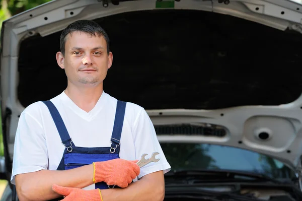 Car mechanic in auto repair service — Stock Photo, Image