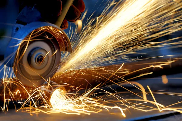 Trabalhador de corte de metal com moedor — Fotografia de Stock