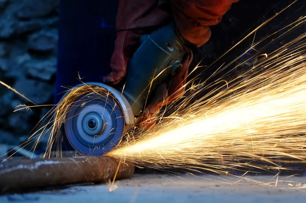 Worker cutting metal with grinder — Stock Photo, Image