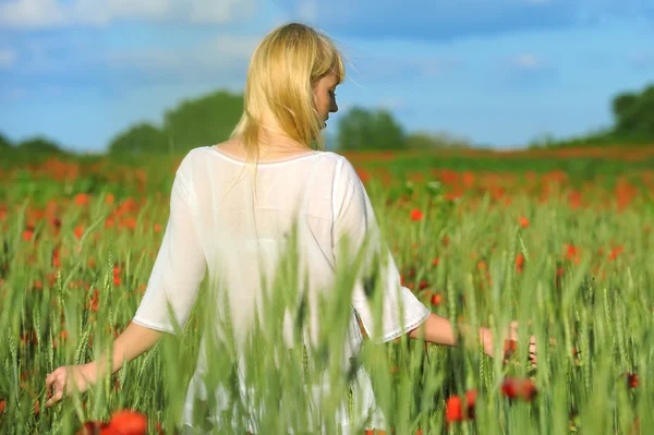 Jovem menina bonita no campo — Fotografia de Stock