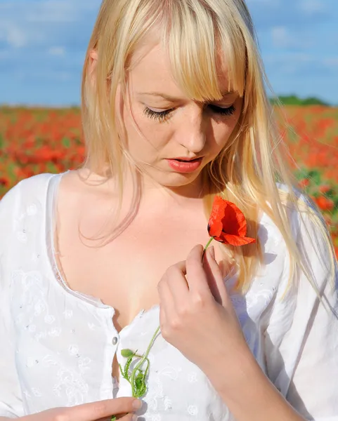 Jovem menina bonita no campo — Fotografia de Stock