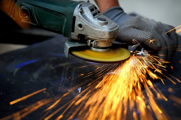 Worker cutting metal with grinder — Stock Photo, Image