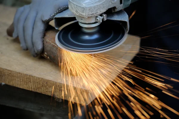 Obcinanie metalu za pomocą szlifierki — Zdjęcie stockowe