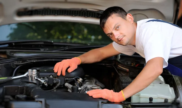 Auto monteur in auto reparatie — Stockfoto