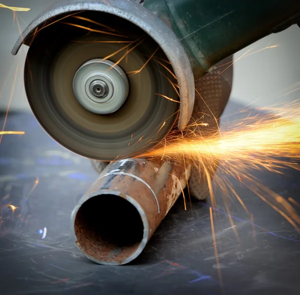 Worker cutting metal with grinder — Stock Photo, Image