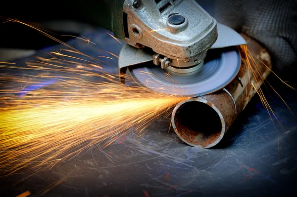 Arbeiter schneidet Metall mit Schleifer — Stockfoto