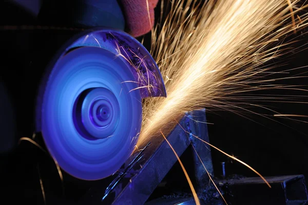 Worker cutting metal with grinder — Stock Photo, Image