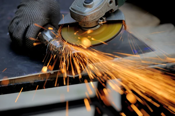 研削盤で金属を切断労働者 — ストック写真